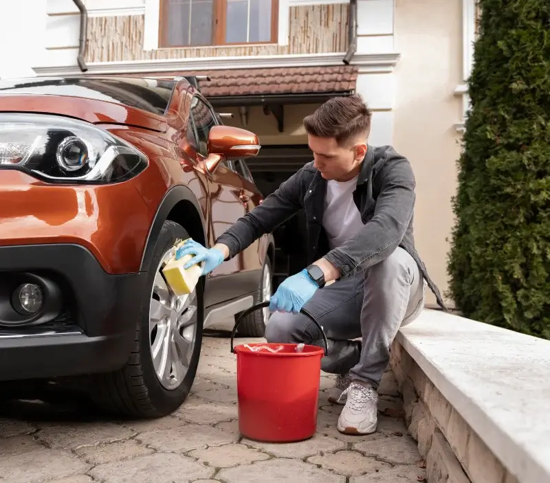 Lavage auto à domicile Orléat : professionnel intervenant sur un véhicule